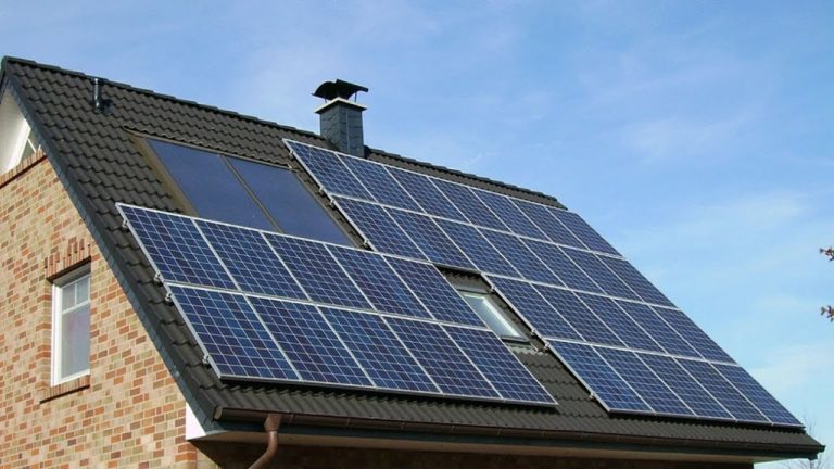 Ahorra energía con placas solares para iluminar tu hogar